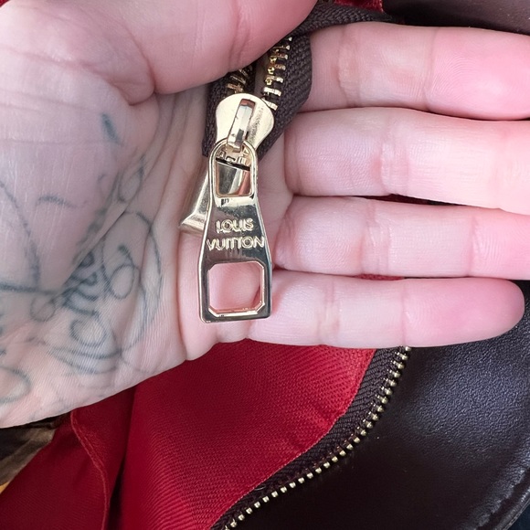 Large Louis Vuitton purse - Picture 9 of 12